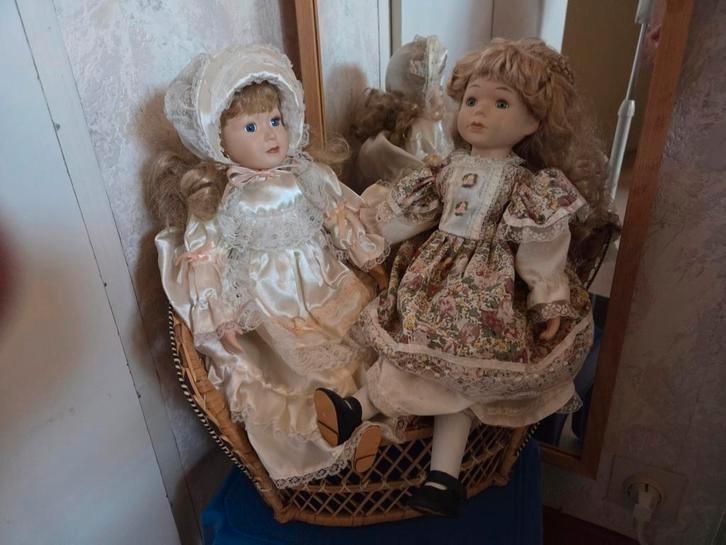 2 porceleinen  popjes en een rieten sofa, Verzamelen, Poppen, Gebruikt, Overige typen, Ophalen of Verzenden