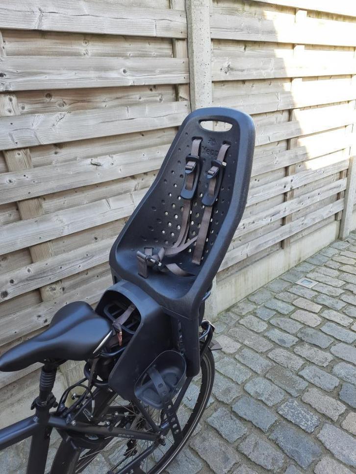 Zwarte fietsstoel yepp met easyfit, Fietsen en Brommers, Fietsaccessoires | Fietsstoeltjes, Gebruikt, Achterzitje, Voetsteuntjes