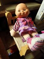 Leuk pop met houten bed, Kinderen en Baby's, Speelgoed | Poppen, Ophalen of Verzenden, Zo goed als nieuw