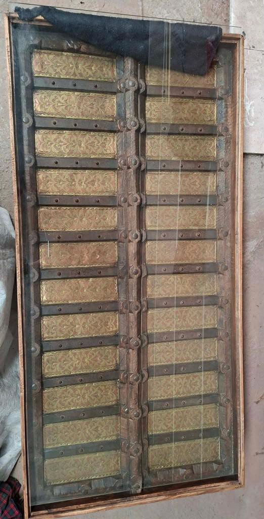 Antieke salontafel van Oosterse deur met glas, Huis en Inrichting, Tafels | Salontafels, Gebruikt, Minder dan 50 cm, 50 tot 100 cm