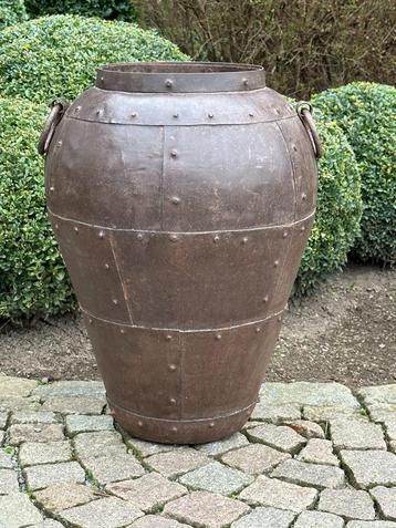oude metalen kruik - vaas met ringen - studs - industrieel beschikbaar voor biedingen