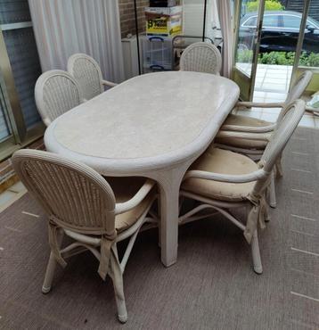 Mooie veranda tafel met 6 stoelen beschikbaar voor biedingen