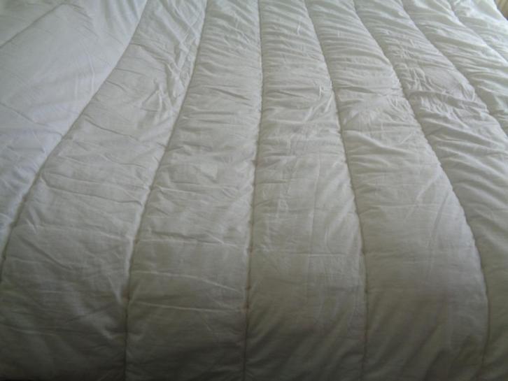 Couette. Marque: "COLMAR". 220 x 240cm, Huis en Inrichting, Slaapkamer | Beddengoed, Gebruikt, Deken of Dekbed, Tweepersoons, Overige kleuren