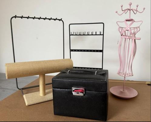Lot de 5 présentoirs à bijoux + boîte à bijoux noire, Handtassen en Accessoires, Antieke sieraden, Overige typen, Overige materialen