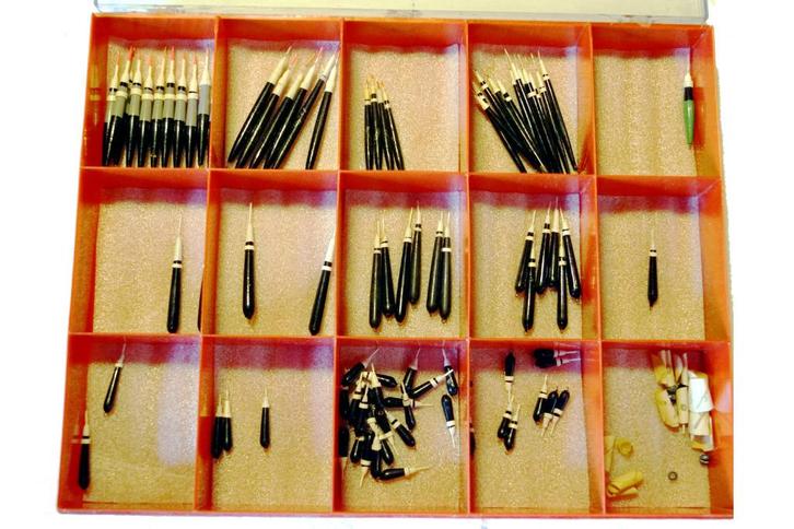 Antieke houten vispennetjes + bijkomend klein vismateriaal, Watersport en Boten, Hengelsport | Algemeen, Nieuw, Dobber of Lood