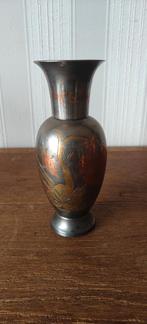 Metalen siervaas met ingelegd bloemmotief – Aziatisch, Huis en Inrichting, Woonaccessoires | Vazen, Overige materialen, Gebruikt