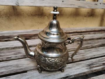 Antieke Marokkaanse theepot verzilverd met stempel.  beschikbaar voor biedingen