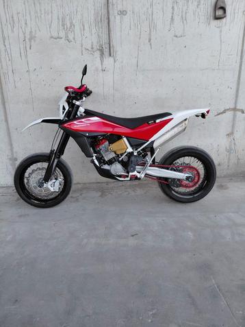 Husqvarna SMR511 Supermoto A2, Entreprise, SuperMoto
