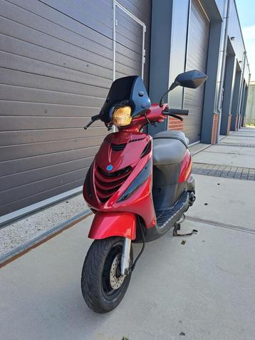 Piaggio Zip 4T Scooter Glans Rood LED 45km/u (B-Klasse) beschikbaar voor biedingen