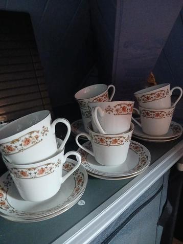 Prachtige koffietassen met onderbordjes . beschikbaar voor biedingen