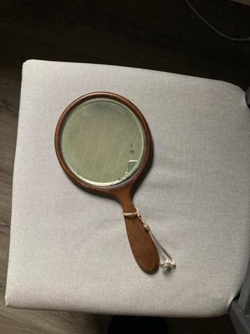Oude houten handspiegel beschikbaar voor biedingen