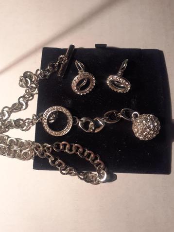 halsketting + oorringen swarovski beschikbaar voor biedingen
