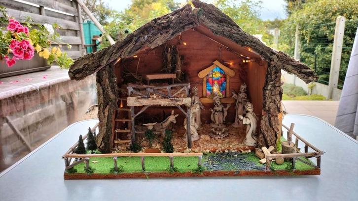 Crèche artisanale lumineuse., Hobby & Loisirs créatifs, Articles de fête, Comme neuf, Enlèvement