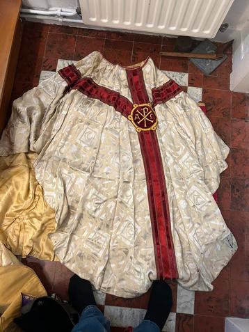 Lot religieus kazuivel en accessoires beschikbaar voor biedingen