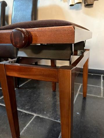 Verstebare pianostoel beschikbaar voor biedingen