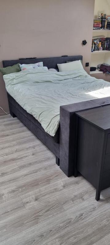 Elektrische boxspring beschikbaar voor biedingen