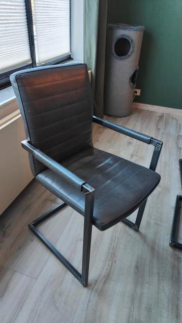 Eetkamer stoelen  beschikbaar voor biedingen