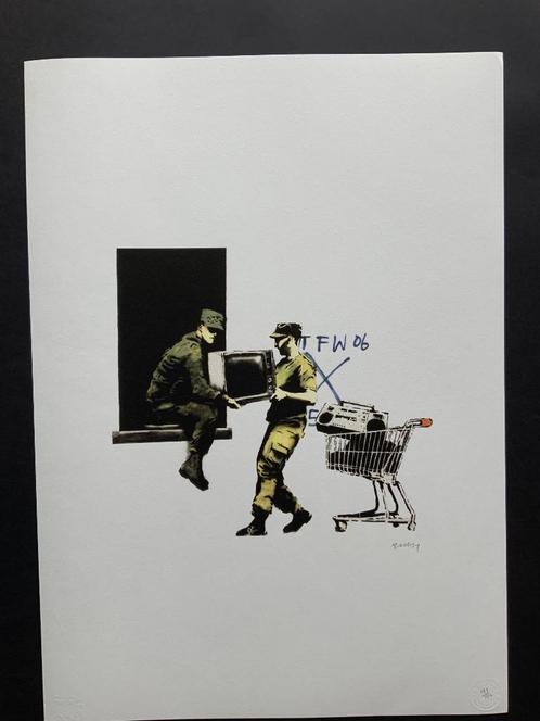 BANKSY LOOTING SOLDIERS litho op groot formaat, Antiquités & Art, Art | Lithographies & Sérigraphies, Enlèvement ou Envoi