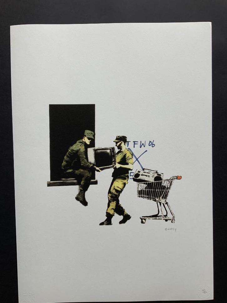 BANKSY LOOTING SOLDIERS litho op groot formaat, Antiek en Kunst, Kunst | Litho's en Zeefdrukken, Ophalen of Verzenden