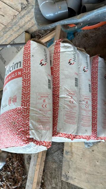 4 sacs ciments 25kg beschikbaar voor biedingen