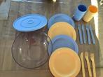 4assiettes,4gobelets,couverts,récipient couvercle Rubbermaid, Enlèvement ou Envoi, Comme neuf, Autres matériaux, Ensemble de couverts