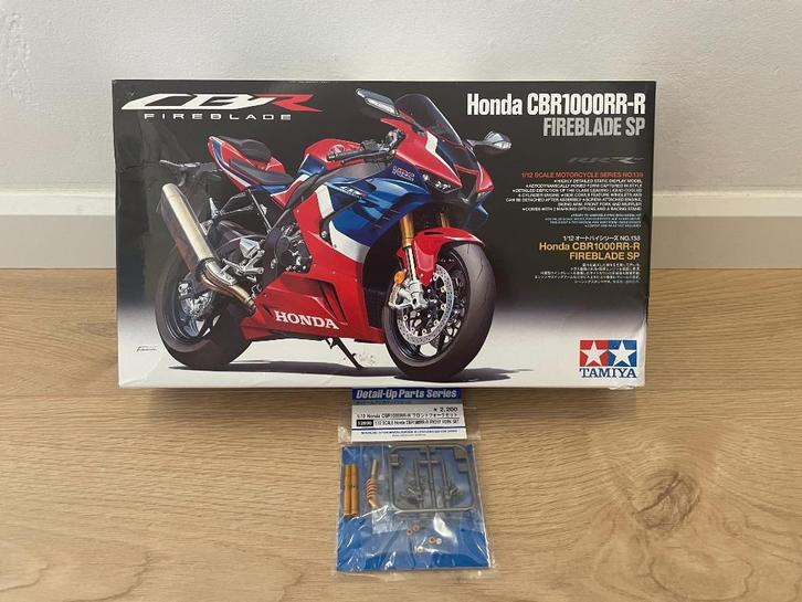 Tamiya Honda CBR 1000RR-R (#14138) + Detail-up voorvork, Hobby en Vrije tijd, Modelbouw | Auto's en Voertuigen, Zo goed als nieuw