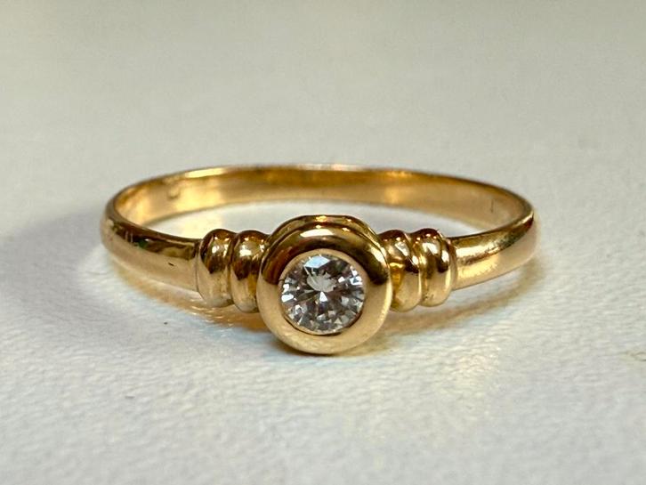 Prachtige 18 karaat gouden ring met natuurlijke diamant!, Handtassen en Accessoires, Ringen, Dame, Kleiner dan 17, Geel, Goud