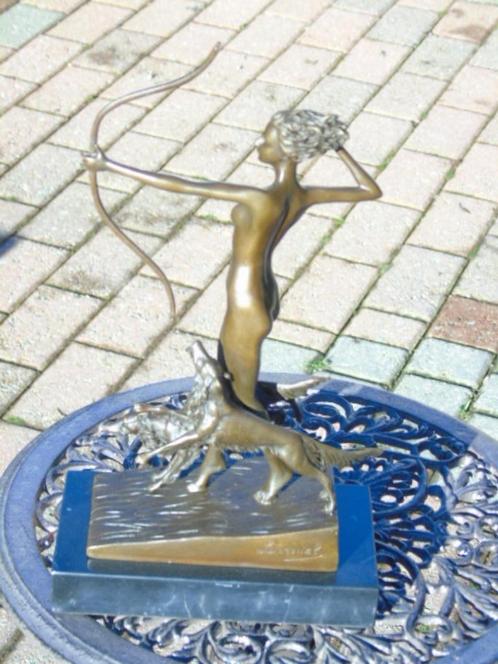 Diana met haar boog en deze honden in brons gesigneerd., Antiek en Kunst, Antiek | Brons en Koper, Brons, Ophalen