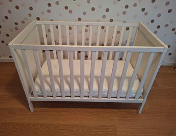 Babybed inclusief matras beschikbaar voor biedingen