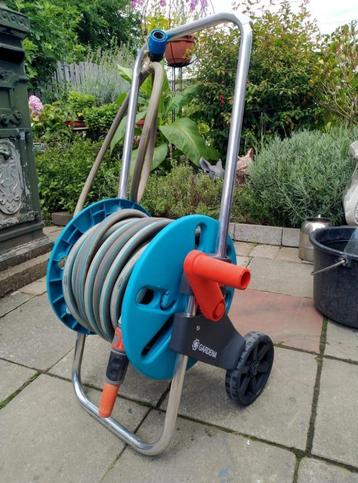 Gardena met 20m slang en aansluiting en spuit beschikbaar voor biedingen