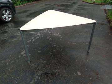 Driehoekige tafel in Trespa (Ahrend) 1.4M
