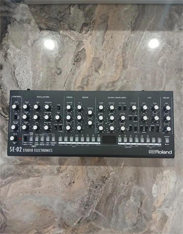 Synthétiseur analogique Roland SE-02, Musique & Instruments, Synthétiseurs, Neuf, Roland, Avec connexion MIDI, Avec pied, Enlèvement ou Envoi
