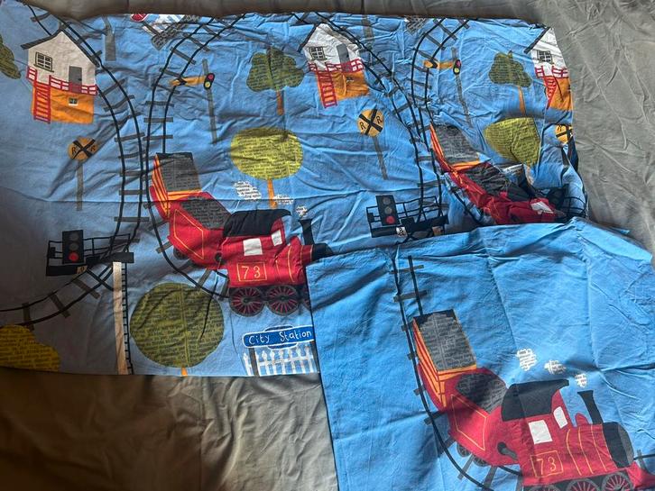 Belle housse de couette simple sur le thème des trains, Enfants & Bébés, Chambre d'enfant | Linge de lit, Utilisé, Housse de couette