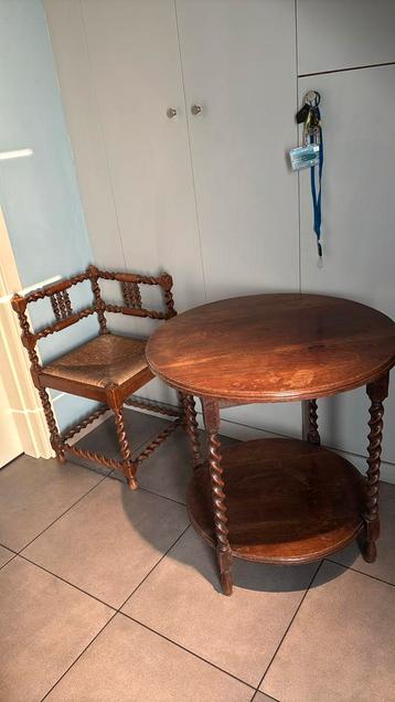 Antieke tafel en stoel beschikbaar voor biedingen