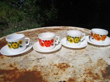 4 kopjes en s/t vintage Arcopal France beschikbaar voor biedingen