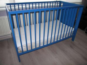 houten kinderbedje beschikbaar voor biedingen