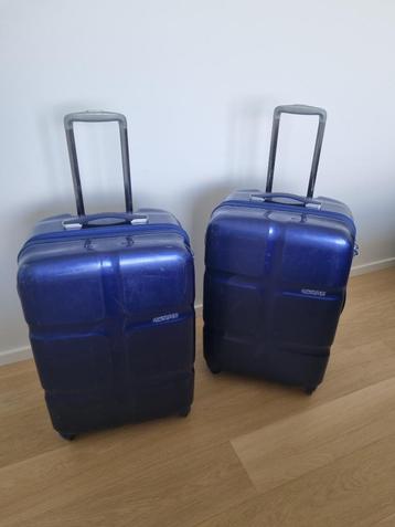 twee reiskoffers American Tourister beschikbaar voor biedingen