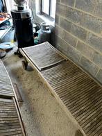 Twee houten ligbedden incl schuif tafel, Tuin en Terras, Ophalen, Zo goed als nieuw