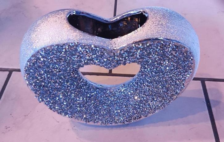 Kleine hartvormige vaas + -20cm type Valentijnsdag, Huis en Inrichting, Woonaccessoires | Vazen, Zo goed als nieuw, Ophalen