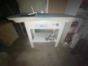 Table de repassage pro chauffante + soufflerie, Electroménager, Enlèvement, Utilisé, Fer à repasser avec cordon