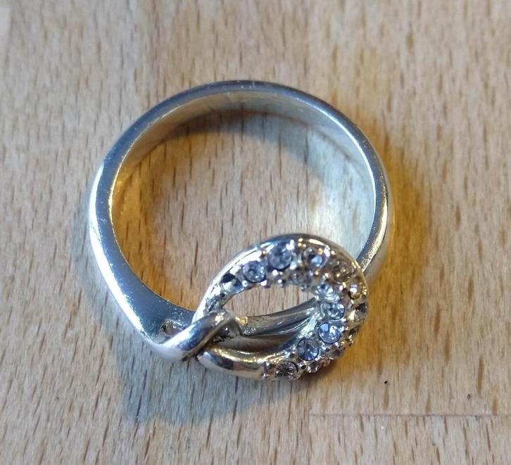 Damesring in wit metaal met hangertje met glazen steentjes, Handtassen en Accessoires, Ringen, Zo goed als nieuw, Dame, 17 tot 18