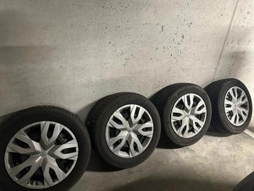 Toyota Pneus hiver et jantes 215/60 R17 en bon état beschikbaar voor biedingen