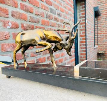 Bronzen beeld op marmer beschikbaar voor biedingen