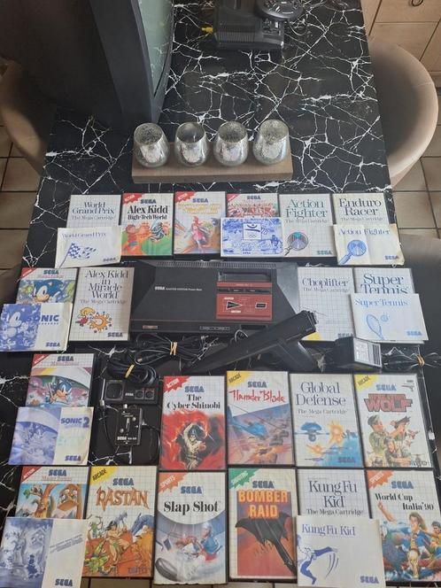 Sega Master System-console + 22 games in dozen + geweer..., Games en Spelcomputers, Games | Sega, Zo goed als nieuw, Master System