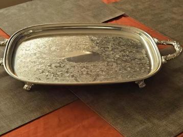 Vintage verzilverd plateau met handvatten getekend beschikbaar voor biedingen