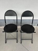 2 zwarte metalen inklapstoelen - merk Mica decorations, Huis en Inrichting, Ophalen, Twee, Zwart, Zo goed als nieuw
