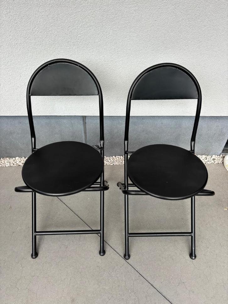 2 zwarte metalen inklapstoelen - merk Mica decorations, Huis en Inrichting, Stoelen, Zo goed als nieuw, Twee, Metaal, Zwart, Ophalen