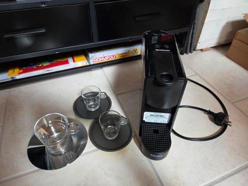 Nespresso essenza mini krups zwart met 3 kopjes, Elektronische apparatuur, Koffiezetapparaten, Gebruikt, Koffiepads en cups, Espresso apparaat