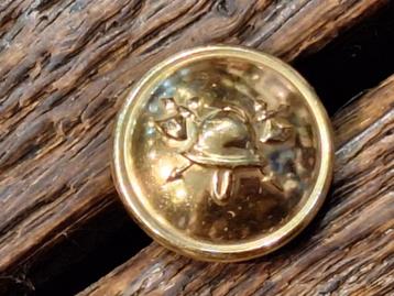 oude goudkleurige brandweerknop, nieuwstaat, jaren 50-60 beschikbaar voor biedingen