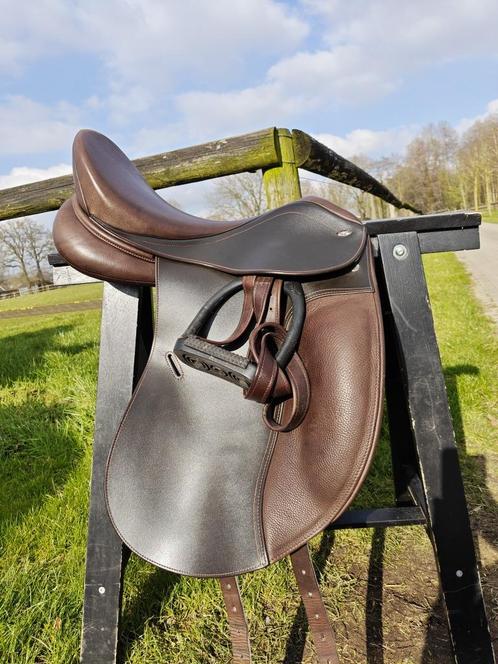 Tekna Letek Plus dressuurzadel 17,5 inch, Dieren en Toebehoren, Paarden en Pony's | Zadels, Zo goed als nieuw, Dressuur, Ophalen of Verzenden